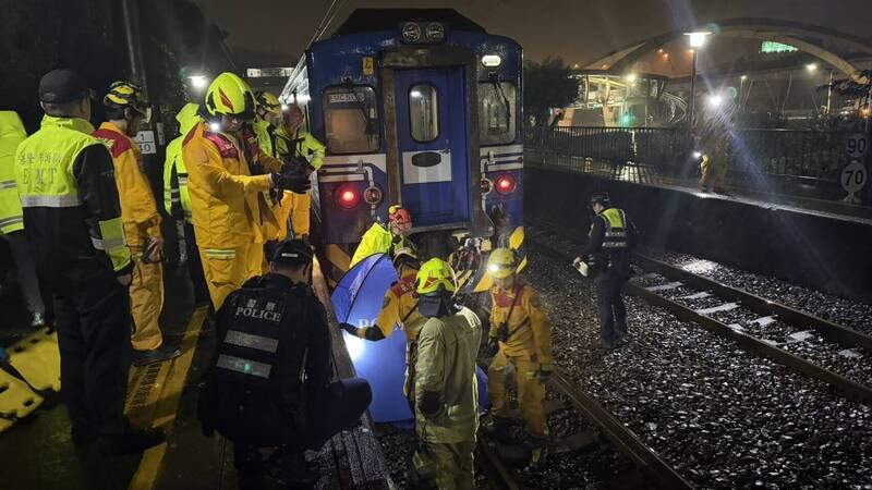 警方與趕抵現場，釐清事故原因。（記者吳昇儒翻攝）