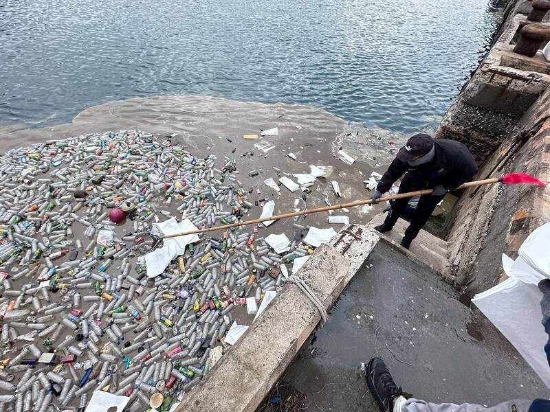 西嶼外垵漁港驚見「寶特瓶」海 伴隨油污漂流港區