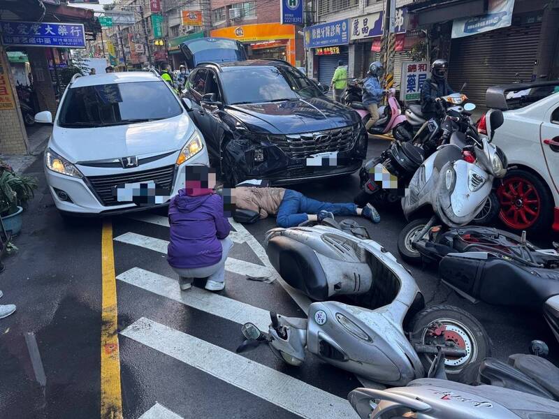 休旅車停紅燈突然暴衝，撞上前方8輛汽、機車，造成一名方姓騎士受困車底。（記者陸運鋒翻攝）