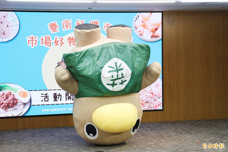 台南推市場好物優化PLUS 「菜奇鴨」倒立攬客