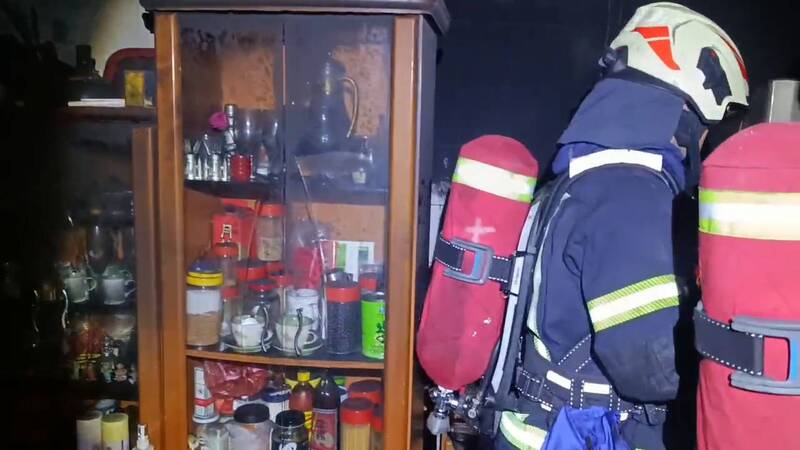 消防队员进入屋内搜查有无人员伤亡。（记者吴升儒翻摄）