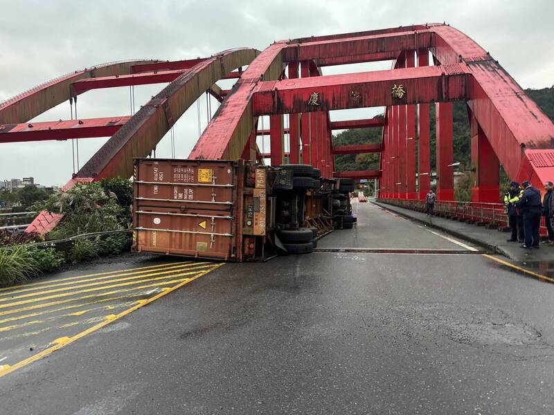 陈姓货柜车司机疑因过弯重心不稳加上路面因雨湿滑,导致车辆翻覆。(记者吴升儒翻摄) 陈姓货柜车司机疑因过弯重心不稳加上路面因雨湿滑,导致车辆翻覆。(记者吴升儒翻摄)