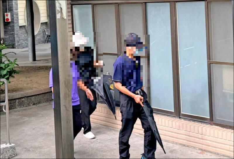 陈父（右）涉有不作为的责任遭检方起诉，后方为陈家长女。（资料照，记者许国桢摄）