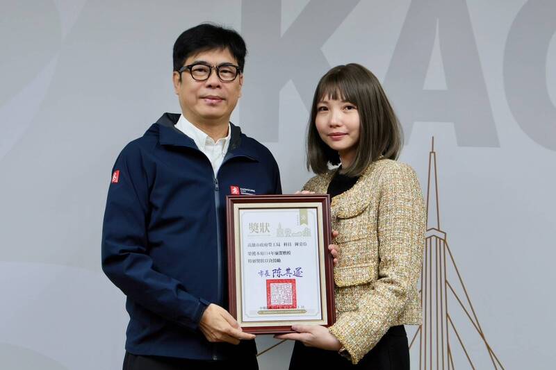 高市勞工局陳姿伶獲選廉潔楷模 市長陳其邁表揚