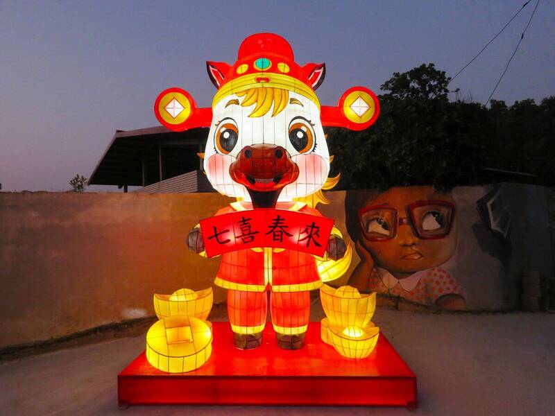 台南第二监狱大门设置大型生肖马年主题花灯「七喜春来」，花灯点亮后，提升夜间山区道路能见度，也展示艺术教化成果。（南二监提供）