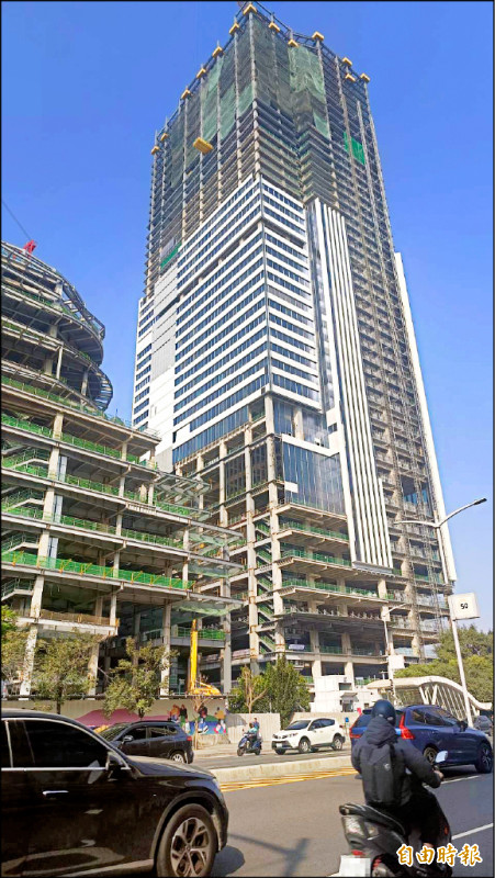富邦凹子底開發案，目前鋼骨結構幾已完成。（記者葛祐豪攝）