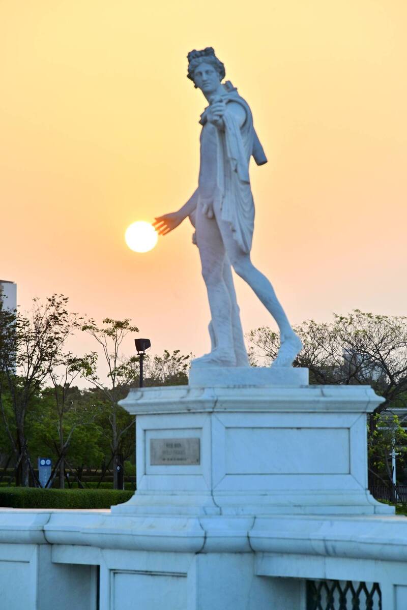 太陽神也玩懸日！奇美博物館阿波羅像季節限定趣景