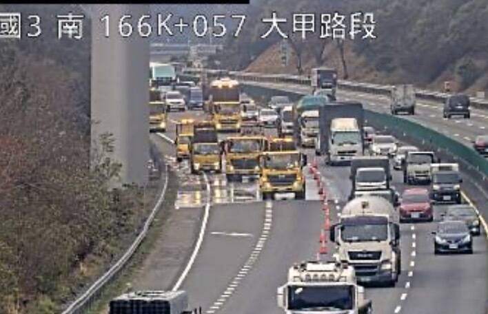 國3大甲段貨車、汽車追撞 塞爆大回堵