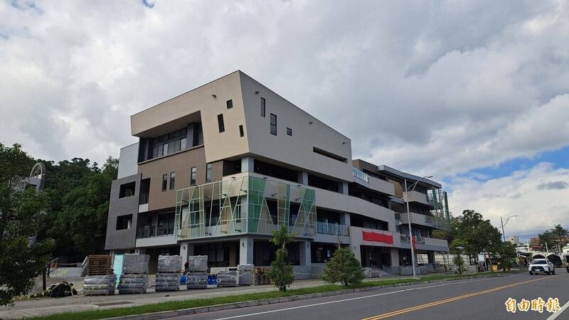 台東樂齡社福大樓硬體完工，目前進行室內裝修。（記者黃明堂攝）