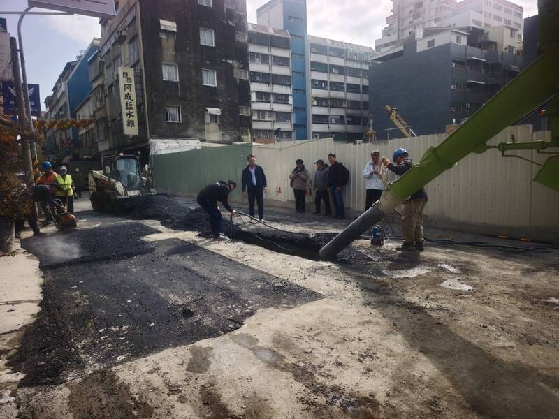 台南五妃街2年3度出現大坑洞 今又凹陷！