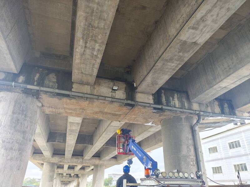 台66線下方水泥橫梁「3層樓高」有貓！ 出動吊車誘捕救援