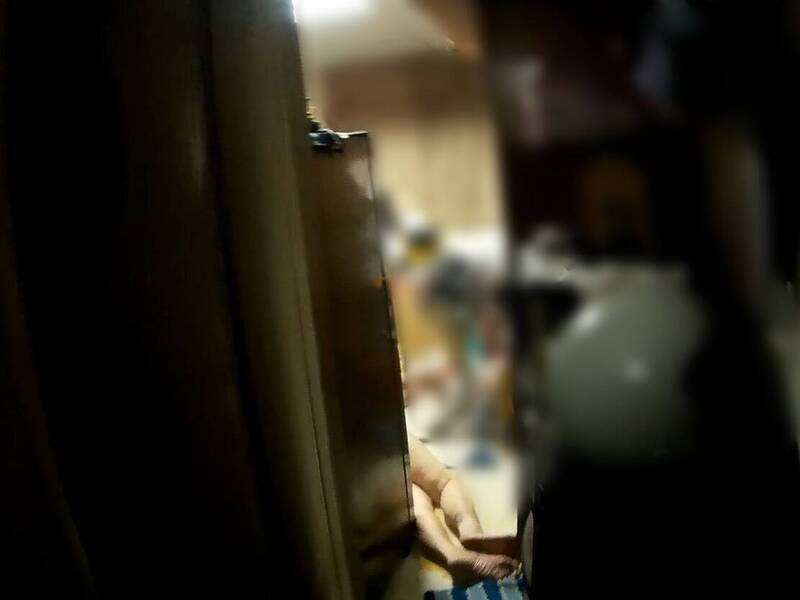 7旬獨居翁寒流多日未現身、屋內飄惡臭 警破門發現疑中風倒臥