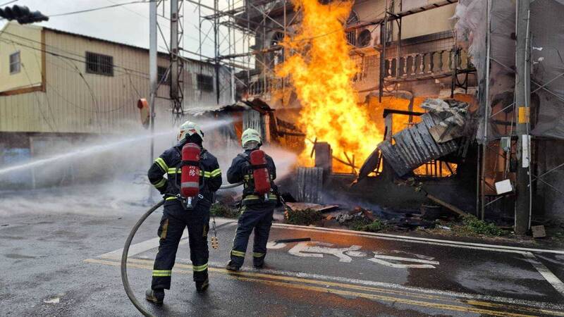 彰化瓦斯行爆炸起火！火勢猛烈 民眾奔逃