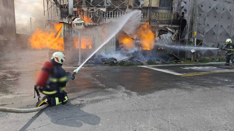 瓦斯行爆炸起火，幸好住戶及時逃離。（民眾提供）