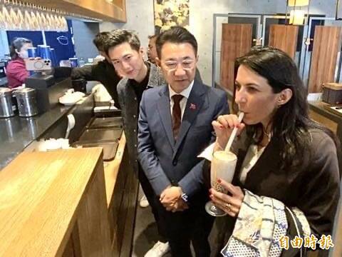 挺台捷克前美女眾議長首嚐珍奶 嬌呼：Bubble Tea good！
