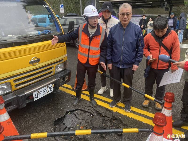又是基隆！八堵路漏水路面小塌陷 水公司明天先試挖