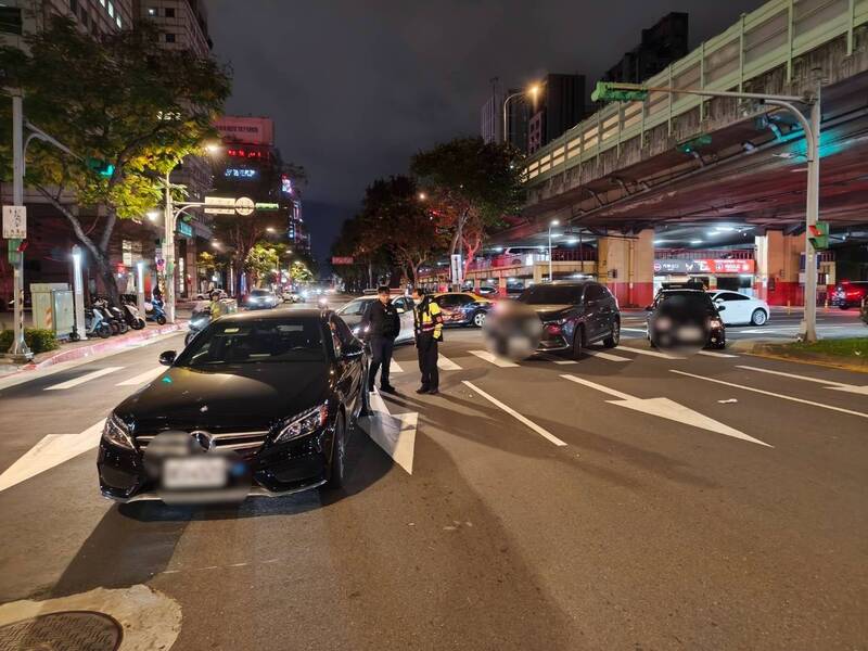 北市建國高架橋下驚悚車禍 行人過馬路遭2車先撞再輾傷重亡