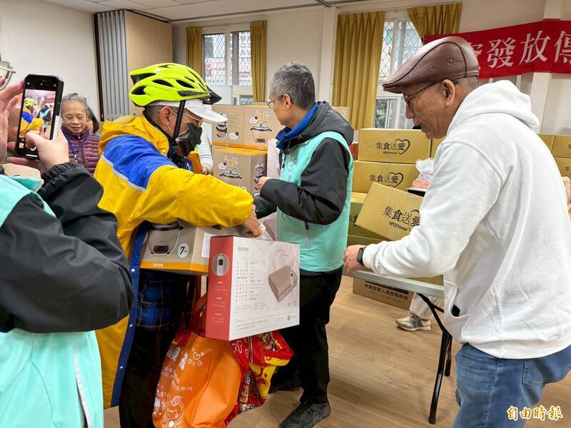 「集食送愛」公益平臺將向三芝地區(qū)贈送給弱勢家庭的電火鍋和年菜。