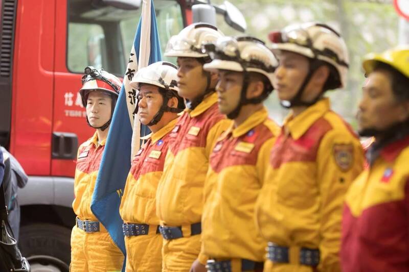 基隆市消防局仁愛分隊小隊長詹能傑（左3），2021年參與台鐵408車次太魯閣號列車撞上滑落邊坡的工程車事故搜救任務。（記者林嘉東翻攝）