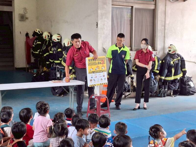 基隆市消防局仁愛分隊小隊長詹能傑（左1）救人無數，參與過多次重大救援任務，還不忘參與教育宣導工作。（記者林嘉東翻攝）
