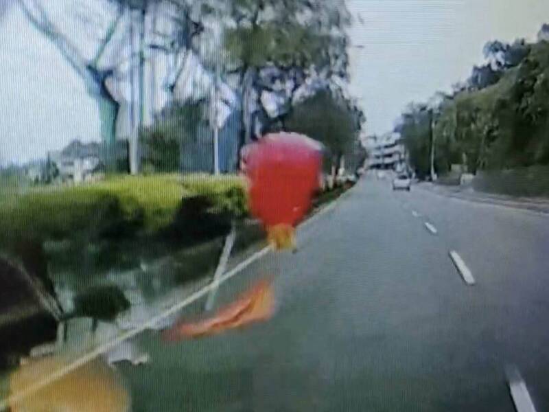 紅衣女現身？紅色巨球飄路中 駕駛驚嚇險翻車