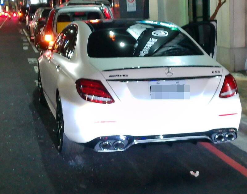 低頭看導航出事片!台中賓士車突越開越右偏 6車骨牌式連撞釀2傷