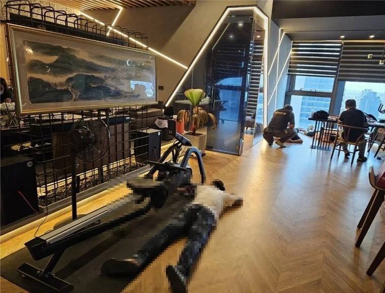 诈骗嫌犯被压制。（警方提供）