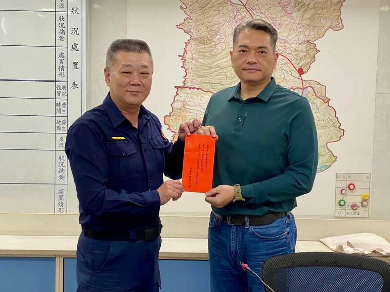 南投警分局长洪秋贤（左）将调升为南投县警局主任秘书。（南投警分局提供）