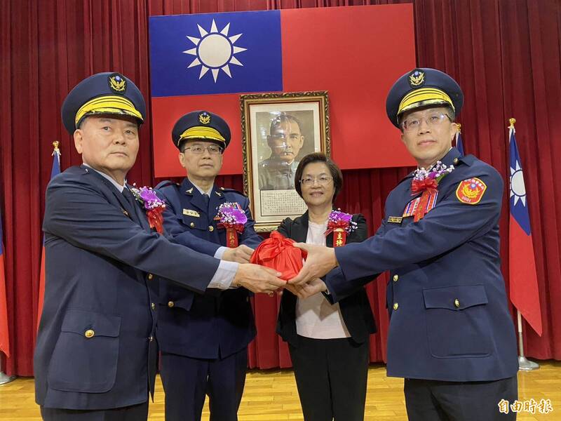 暖心!彰警新任局長陳世煌上任第2天 80盆蘭花捐家扶義賣