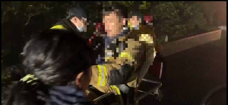 负责搜救詹员的基隆市消防局安乐分队小队长杨祥义,搜救詹员时竟遭「电击」,导致双脚抽筋、麻痺被抬出。(记者林嘉东翻摄) 负责搜救詹员的基隆市消防局安乐分队小队长杨祥义,搜救詹员时竟遭「电击」,导致双脚抽筋、麻痺被抬出。(记者林嘉东翻摄)