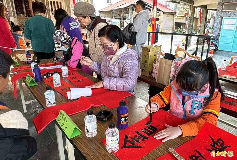 台南北門保安宮寫春聯迎新春 祖孫同樂揮毫