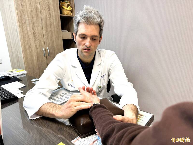 來自英國的戴尚恩,是說著一口流利中文、不折不扣的中醫師。(記者許麗娟攝) 來自英國的戴尚恩,是說著一口流利中文、不折不扣的中醫師。(記者許麗娟攝)
