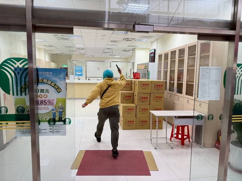 把錢拿出來！農會防搶演練「搶匪」超入戲 中壢警火速制伏