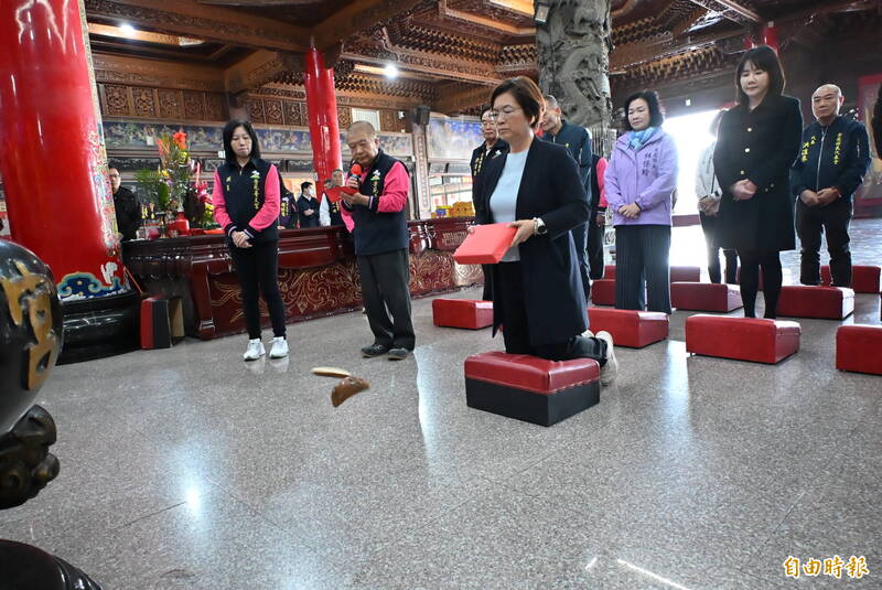 水哥回來了！王惠美擲筊請示海牛文化節 鴿子飛入廟、連擲5聖杯