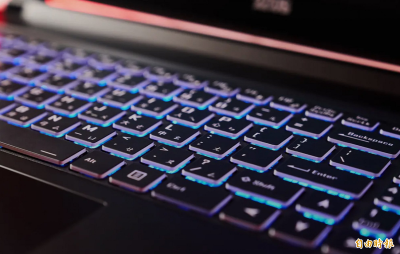 尾牙沒中獎沒關係！公司宣布「普發筆電」羨煞全網