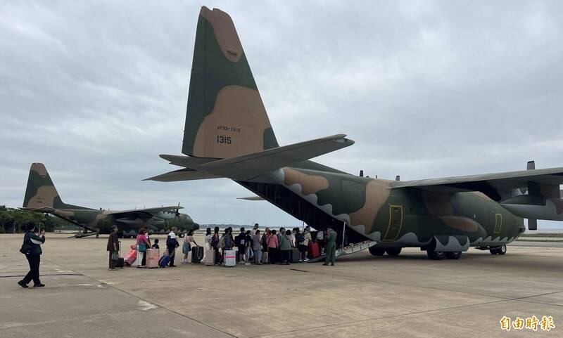春節將至 國防部:2架C-130待命配合疏運、國軍醫院急診照常