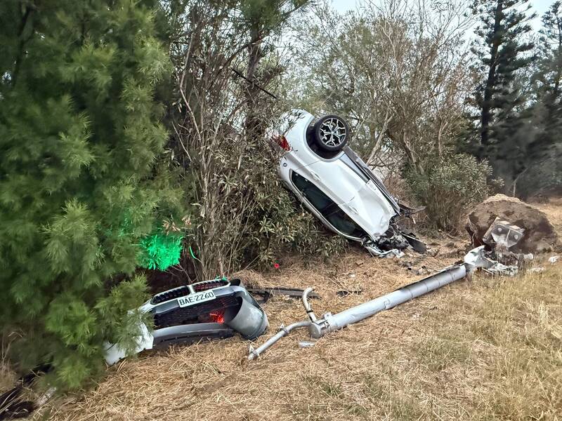 澎湖機場往馬公方向車禍!自小客車衝撞路邊大石翻覆 駕駛送醫