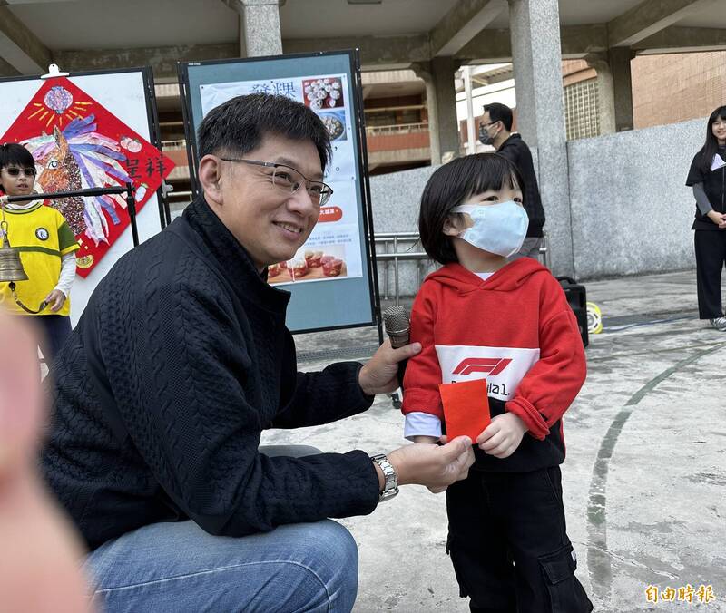 提前感受年味 台南永康國小舞獅、敲鐘祈福