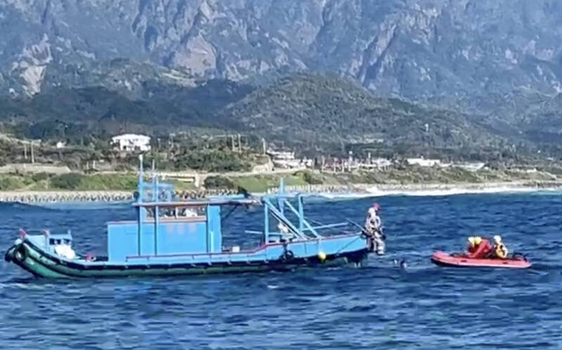 台東烏石鼻釣客落海!膠筏拋繩拖救上岸