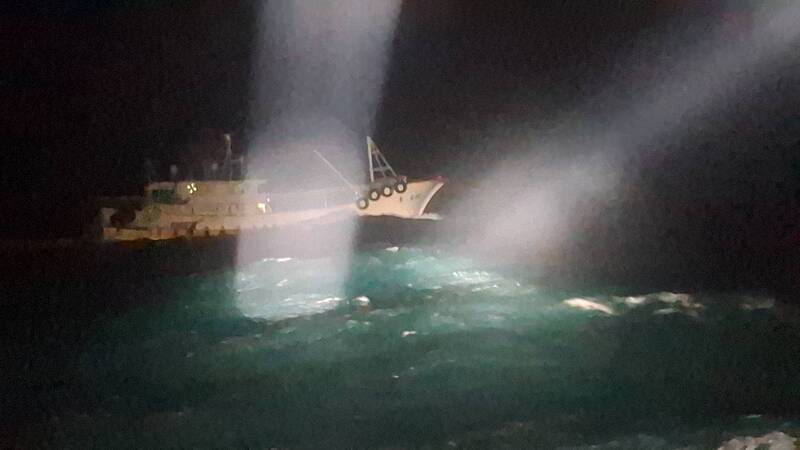 澎湖海巡隊強力執法 七美海域黑夜驅離5艘越界中國漁船