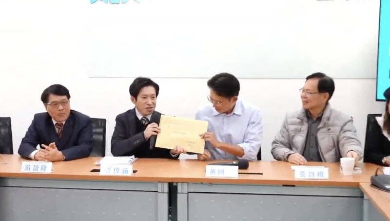 拜會民眾黨團送「不在籍投票」意見書 張惇涵酸黃國昌:不是密件可帶出去看