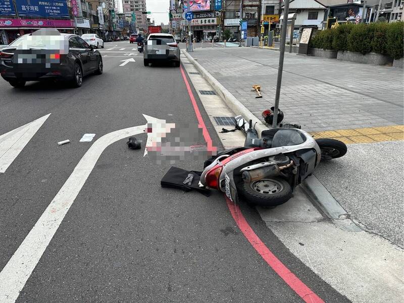 江翁連人帶機車重摔倒地。（民眾提供）