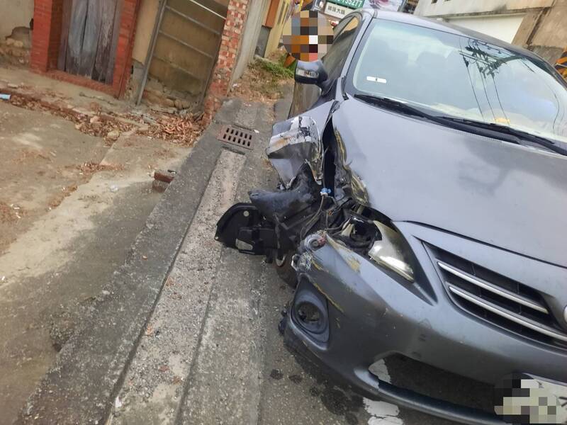 駕駛恍神轎車直撞電桿，連輪胎都撞掉。（民眾提供）