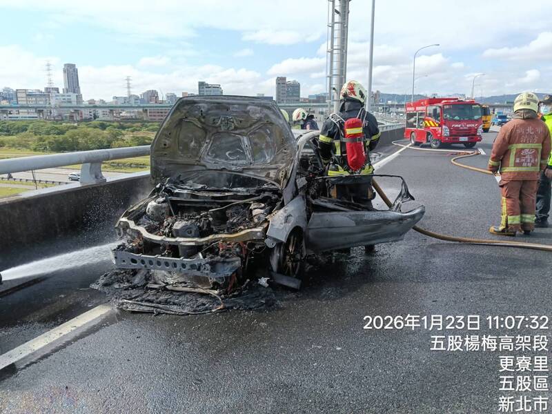 國1汐五高架道三重路段火燒車 駕駛倉皇逃生