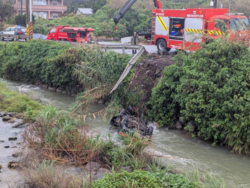 新北貢寮金沙灣轎車墜3米河谷 哥哥命危、弟弟受傷