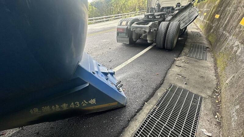 驚悚!43噸聯結車機械故障 車頭、車身分離卡蘇花路廊