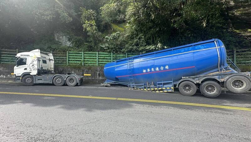 联结车开到一半突然车头、车身分离。(民众提供) 联结车开到一半突然车头、车身分离。(民众提供)