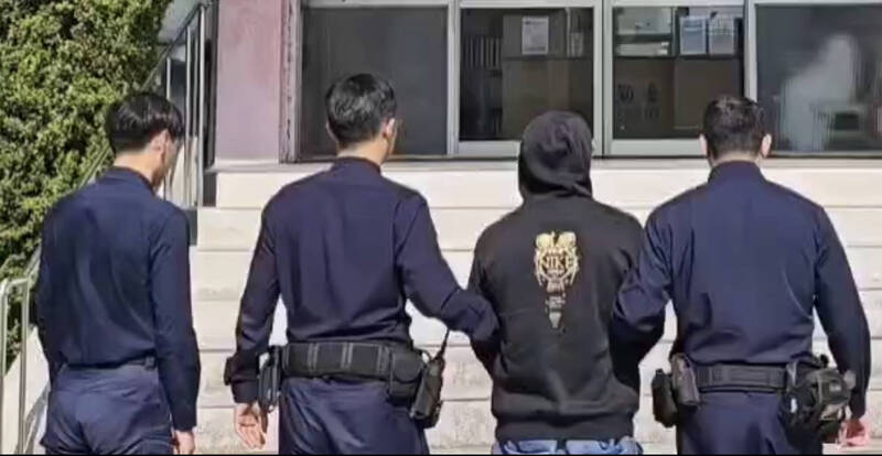 西子湾校园甩尾烧胎遭拍下涉公共危险罪，警方逮朱姓车主侦办。（民众提供）