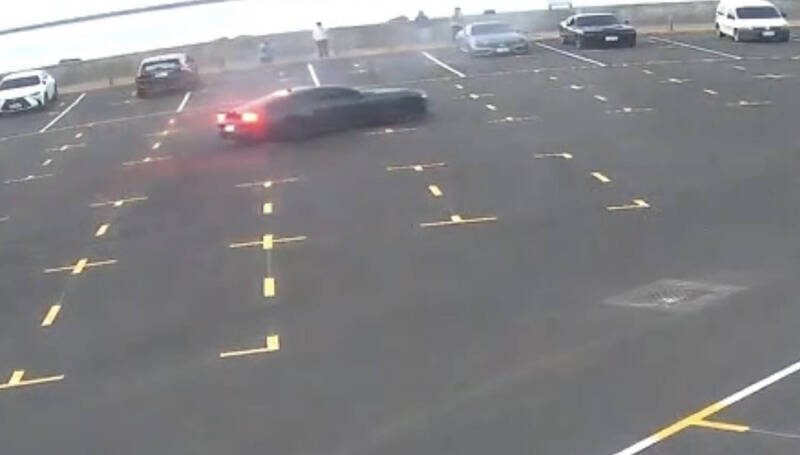 西子灣校園甩尾燒胎涉公共危險罪 警逮1男偵辦中