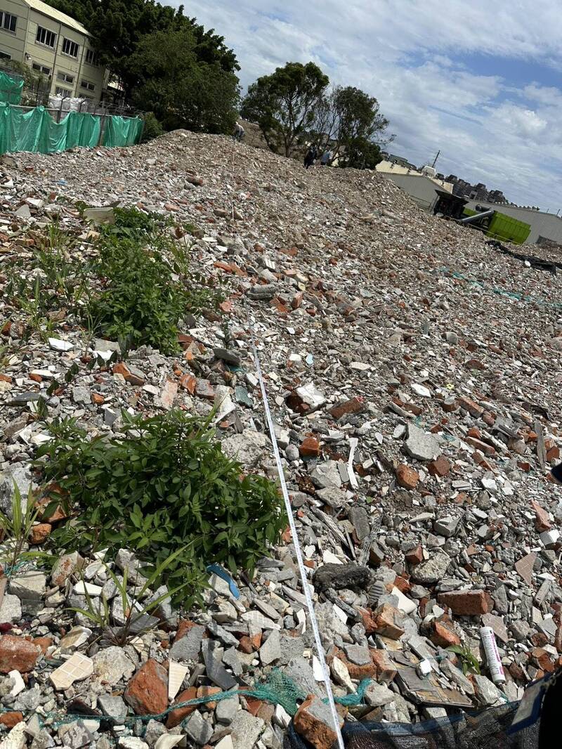 桃園中壢再利用工廠違規堆置4.5萬立方公尺營建剩餘土石方 被質疑合法掩護非法